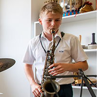 boy-playing-saxo